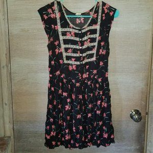 Free People Black Floral Short Sleeve Blouse with Lace. Size 0